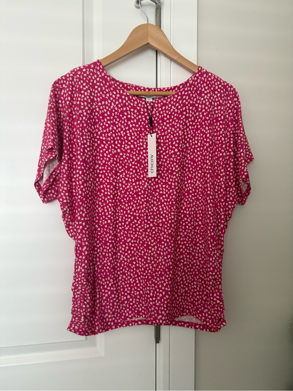 NWT! Chico's Hot Pink Short Sleeve Printed Tee size 1 (equivalent to size Medium